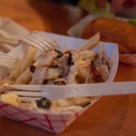 Fries with fowl meat and cheese
